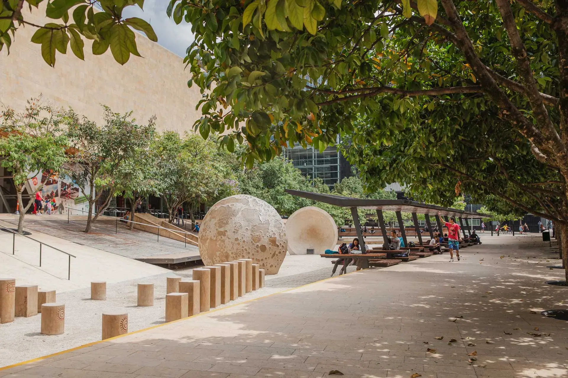 Fachada geométrica texturizada del edificio del Planetario y Parque de los Deseos en Medellín.